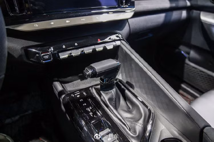 Ở phía trước, Baojun RC-5W ghi dấu ấn với cụm đèn pha thiết kế tách đôi, với đèn ngày mỏng đặt ngang ở các góc còn đèn chiếu sáng chính đặt ở vị trí thấp hơn. Trong khi đó, lưới tản nhiệt của xe lại giống minivan RM-5.