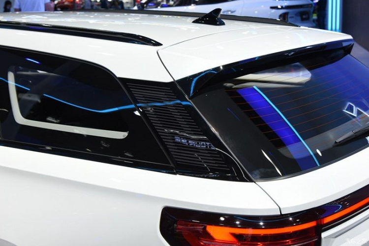 Mặc dù, giá xe Baojun RC-5W mới chưa được công bố chính thức tuy nhiên các khách hàng Trung Quốc đã có thể đặt cọc xe, trước khi RC-5W có mặt tại các đại lý trong tháng 8 tới