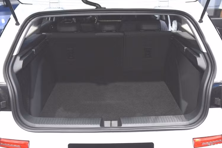 Khác với mẫu RC-5 liftback, Baojun RC-5W có tính thẩm mỹ hơn nhờ cột D sơn đen tạo kiểu dáng mái nổi. Vòng ra sau, chiếc xe gia đình được trang bị một cặp đèn hậu gọn gàng, nối với nhau bằng một thanh dải đèn nhỏ. Có thể thấy, các đường ngang chính là chủ để chính ở đuôi xe.