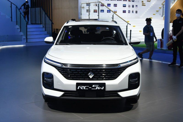 Mặt khác, RC-5W cũng là chiếc xe thứ tư trong số sáu mẫu xe thế hệ tiếp theo mà thương hiệu dự định ra mắt trong năm nay, ba cái tên trước đó là minicar E300 EV mới, RC-5 liftback 5 cửa và crossover cỡ trung RS-7.