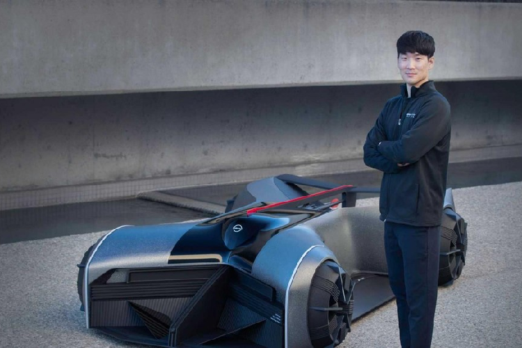 Các nhà thiết kế Nissan đang tập trung hướng đến tương lai, và điều này được phản ánh rõ ràng khi nhìn vàp một số sản phẩm mới như mẫu crossover chạy điện Ariya và xe thể thao Z Proto sắp ra mắt. Nhưng hai mẫu xe này chỉ là phần ngọn trên phương diện thiết kế mà thôi. Mới đây, Phó Chủ tịch Nissan Design America, David Woodhouse, và cựu thiết kế Nissan, Jaebum "JB" Choi, đã hé lộ một mẫu siêu xe Nissan đặc biệt, mang tới cho chúng ta một cái nhìn sớm vào tương lai xa xăm của thương hiệu.