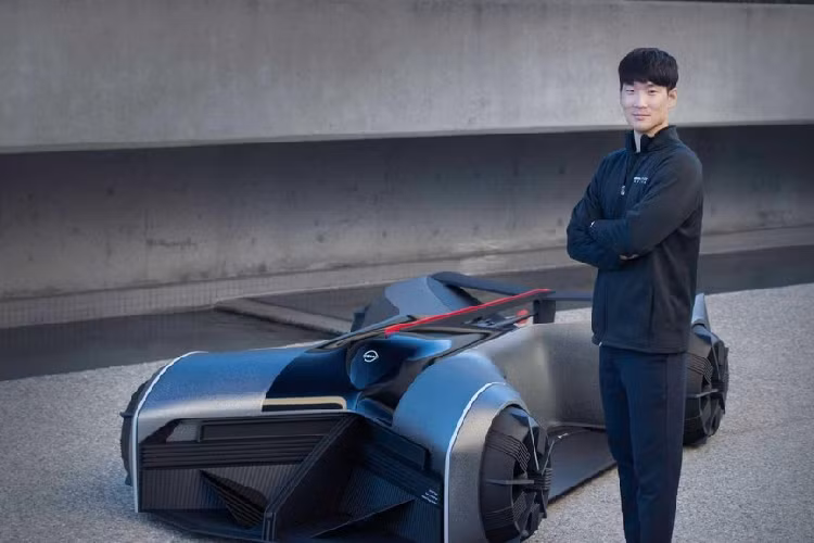 Các nhà thiết kế Nissan đang tập trung hướng đến tương lai, và điều này được phản ánh rõ ràng khi nhìn vàp một số sản phẩm mới như mẫu crossover chạy điện Ariya và xe thể thao Z Proto sắp ra mắt. Nhưng hai mẫu xe này chỉ là phần ngọn trên phương diện thiết kế mà thôi. Mới đây, Phó Chủ tịch Nissan Design America, David Woodhouse, và cựu thiết kế Nissan, Jaebum "JB" Choi, đã hé lộ một mẫu siêu xe Nissan đặc biệt, mang tới cho chúng ta một cái nhìn sớm vào tương lai xa xăm của thương hiệu.