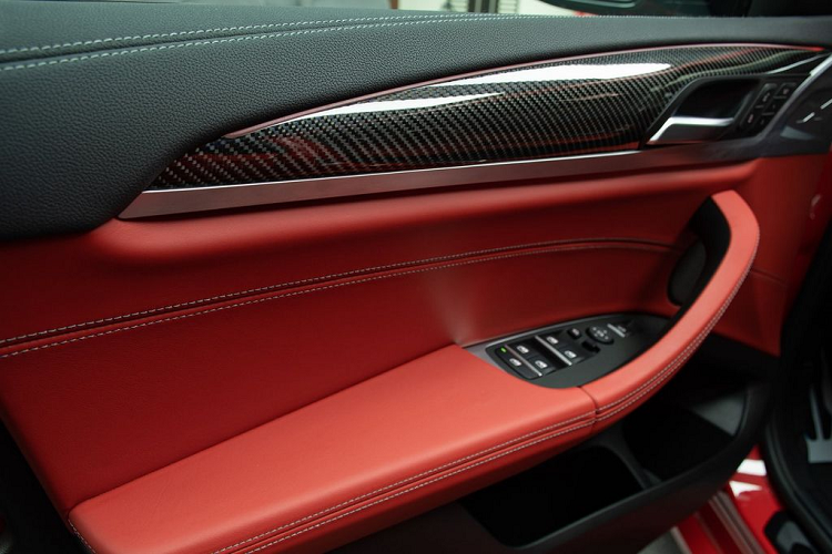 Bước vào bên trong, khoang nội thất cũng toát lên khí chất thể thao với kiểu phối màu đỏ - đen tương phản, cùng một loạt các chi tiết bằng sợi carbon.