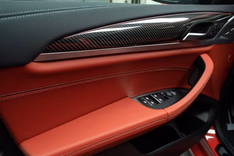 Bước vào bên trong, khoang nội thất cũng toát lên khí chất thể thao với kiểu phối màu đỏ - đen tương phản, cùng một loạt các chi tiết bằng sợi carbon.