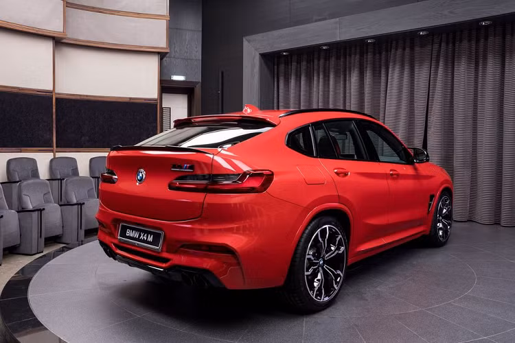 Về sức mạnh động cơ, theo thông số kĩ thuật từ BMW Abu Dhabi, khối động cơ trên phiên bản X4 M Competition này sản sinh ra tổng công suất 600 mã lực và 700 Nm, lần lượt vượt trội hơn 2 con số 503 mã và 600 Nm ban đầu.