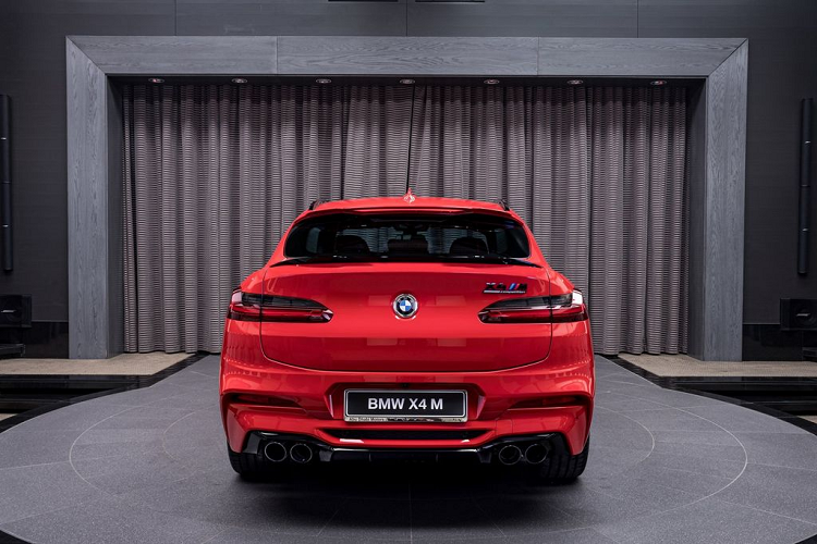 Trên thực tế, tùy chọn màu này có tên gọi ‘Sakhir Orange Merino’, tạm dịch là màu Cam Sakhir Merino. Ngoài ra, toàn bộ bề mặt ghế đều được bọc da cừu cao cấp.