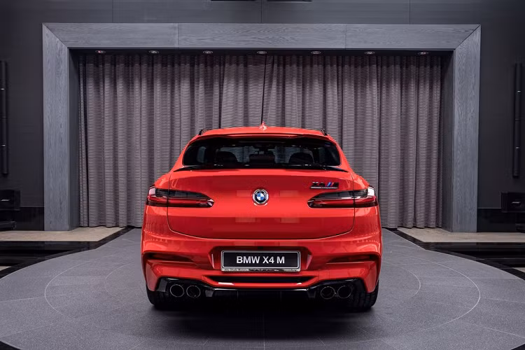 Trên thực tế, tùy chọn màu này có tên gọi ‘Sakhir Orange Merino’, tạm dịch là màu Cam Sakhir Merino. Ngoài ra, toàn bộ bề mặt ghế đều được bọc da cừu cao cấp.