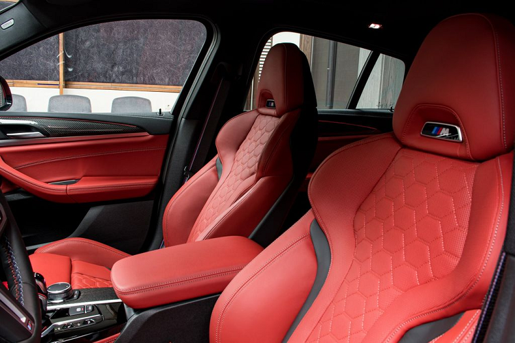 Bên cạnh nước sơn độc đáo, phiên bản này còn trở nên bắt mắt hơn khi xuất hiện với một hệ thống treo hạ gầm từ thương hiệu AC Schnitzer. Với trang bị này, chiếc X4 bỗng trở nên lầm lì và bề thế hơn từ mọi điểm nhìn trực quan. Và trong khi bộ mâm tiêu chuẩn vẫn được sử dụng, phiên bản này đã thay thế bộ chia gió trước và cánh gió phía sau bằng trang bị của AC Schnitzer.