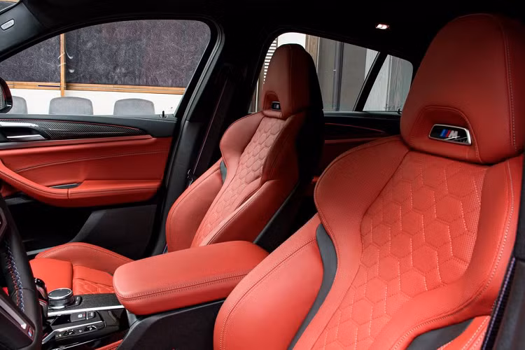 Bên cạnh nước sơn độc đáo, phiên bản này còn trở nên bắt mắt hơn khi xuất hiện với một hệ thống treo hạ gầm từ thương hiệu AC Schnitzer. Với trang bị này, chiếc X4 bỗng trở nên lầm lì và bề thế hơn từ mọi điểm nhìn trực quan. Và trong khi bộ mâm tiêu chuẩn vẫn được sử dụng, phiên bản này đã thay thế bộ chia gió trước và cánh gió phía sau bằng trang bị của AC Schnitzer.