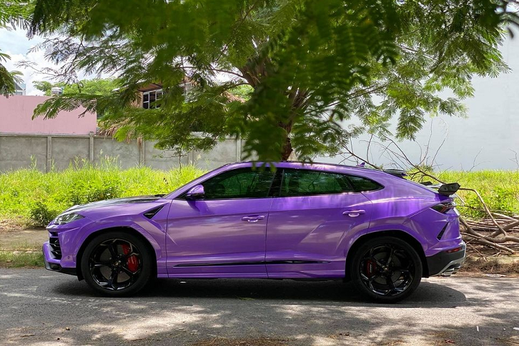 Động cơ kết hợp cùng hộp số tự động 8 cấp và hệ dẫn động 4 bánh giúp Lamborghini Urus có thể tăng tốc từ vị trí xuất phát lên 100 km/h trong 3,6 giây trước khi đạt vận tốc tối đa 305 km/h. Hãng siêu xe Lamborghini trang bị đến 6 chế độ lái cho siêu SUV Urus và gọi là Anima. Ngoài 3 chế độ lái quen thuộc trên các siêu xe như Strada (đường phố), Sport (thể thao), Corsa (đường đua), siêu SUV Urus còn có thêm 3 chế độ lái khác là Sabbia (đường cát), Terra (việt dã) và Neve (tuyết).