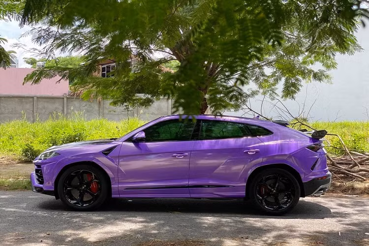 Động cơ kết hợp cùng hộp số tự động 8 cấp và hệ dẫn động 4 bánh giúp Lamborghini Urus có thể tăng tốc từ vị trí xuất phát lên 100 km/h trong 3,6 giây trước khi đạt vận tốc tối đa 305 km/h. Hãng siêu xe Lamborghini trang bị đến 6 chế độ lái cho siêu SUV Urus và gọi là Anima. Ngoài 3 chế độ lái quen thuộc trên các siêu xe như Strada (đường phố), Sport (thể thao), Corsa (đường đua), siêu SUV Urus còn có thêm 3 chế độ lái khác là Sabbia (đường cát), Terra (việt dã) và Neve (tuyết).