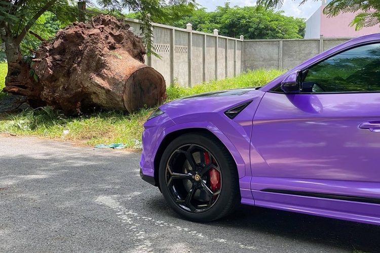 Cánh gió này bao gồm một lướt gió khổng lồ bằng carbon và một cánh gió khác nằm trên mui xe trông khá hầm hố. Nếu để ý kỹ sẽ thấy dưới cánh gió khổng lồ bằng carbon Mansory trên siêu SUV Lamborghini Urus màu tím còn có một đuôi cá.