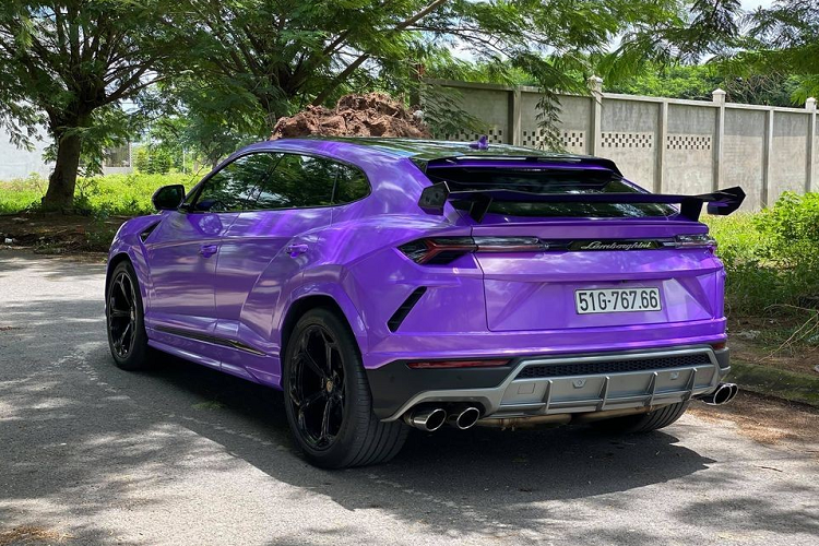 Lamborghini Urus mới thay áo sang màu tím đã được chủ nhân đến từ Bạc Liêu trang bị ống xả độ IPE có giá hơn 200 triệu đồng nhằm mang đến âm thanh uy lực hơn nữa cho xe của mình mỗi khi lướt trên phố. Giá xe Lamborghini Urus tại Việt Nam bắt đầu từ 23 tỷ đồng. Lamborghini Urus là chiếc SUV nhanh nhất thế giới hiện tại. Mẫu xe này được trang bị động cơ xăng V8, tăng áp kép, dung tích 4.0 lít, sản sinh công suất tối đa 650 mã lực và mô-men xoắn cực đại 850 Nm.