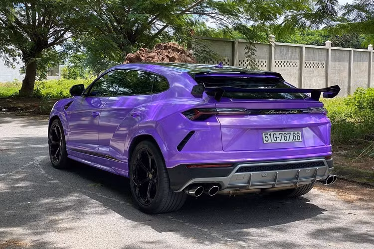 Lamborghini Urus mới thay áo sang màu tím đã được chủ nhân đến từ Bạc Liêu trang bị ống xả độ IPE có giá hơn 200 triệu đồng nhằm mang đến âm thanh uy lực hơn nữa cho xe của mình mỗi khi lướt trên phố. Giá xe Lamborghini Urus tại Việt Nam bắt đầu từ 23 tỷ đồng. Lamborghini Urus là chiếc SUV nhanh nhất thế giới hiện tại. Mẫu xe này được trang bị động cơ xăng V8, tăng áp kép, dung tích 4.0 lít, sản sinh công suất tối đa 650 mã lực và mô-men xoắn cực đại 850 Nm.