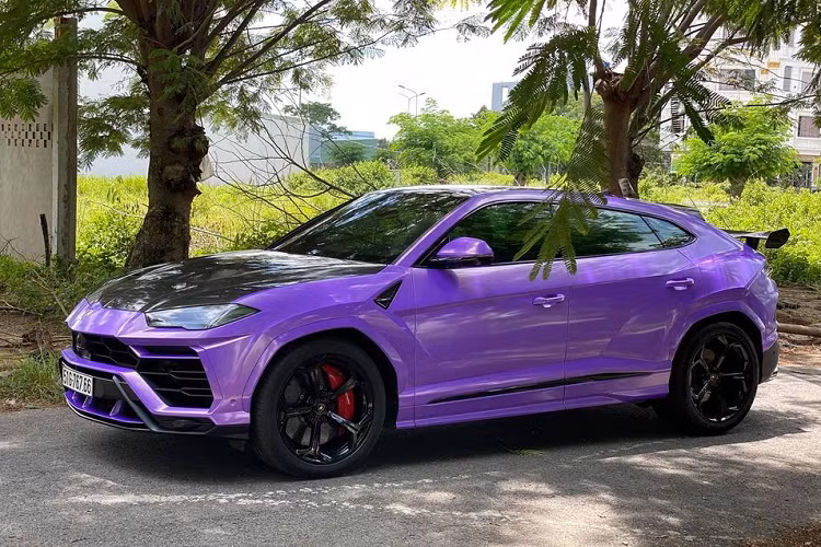 Nguyên bản chiếc siêu SUV Lamborghini Urus chính hãng này có màu trắng Bianco Monocerus và đã trải qua rất nhiều bộ áo khác nhau như crôm đen, trắng-đỏ-xanh, trắng sữa, trắng-đen và trước khi nên duyên cùng đề-can màu tím mộng mơ. Hiện đây là bộ áo màu tím thứ 2 trên chiếc Lamborghini Urus này.