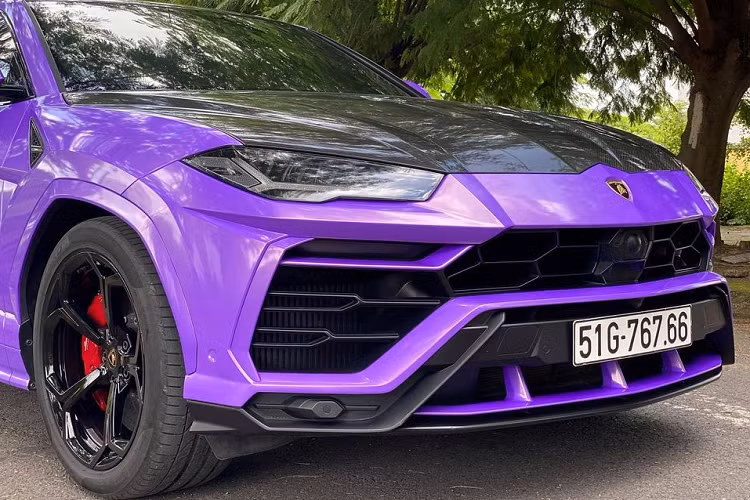 Tương tự như nhiều lần thay áo trước đó, bộ áo tím mộng mơ trên chiếc siêu SUV Lamborghini Urus của người yêu xe Bạc Liêu được dán bằng đề-can kết hợp các chi tiết độ bằng carbon trong gói độ Lamborghini Urus Venatus đã được hãng Mansory vén màn tại triển lãm Geneva vào tháng 3 đầu năm 2019.