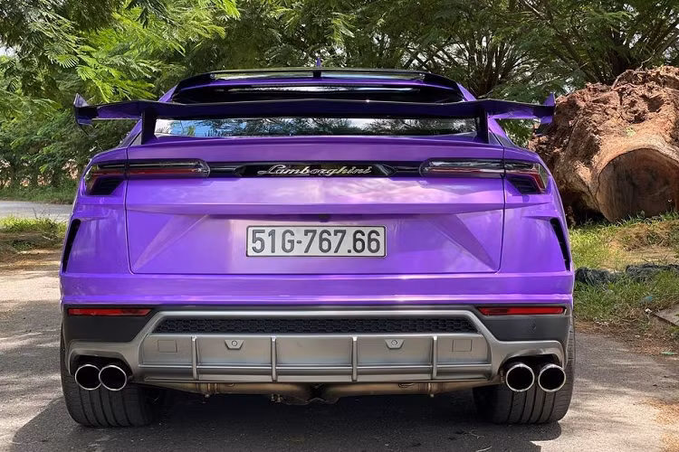 Hai chi tiết trên gói độ Lamborghini Urus Venatus có mặt trên chiếc Lamborghini Urus màu tím này bao gồm bộ nắp capô phía trước Full Carbon của Mansory chế tạo dành riêng cho siêu SUV Lamborghini Urus. Chưa hết, siêu SUV hơn 23 tỷ đồng từng thuộc sở hữu của Minh "Nhựa" còn được bổ sung thêm cách gió đuôi kép phía sau xe.