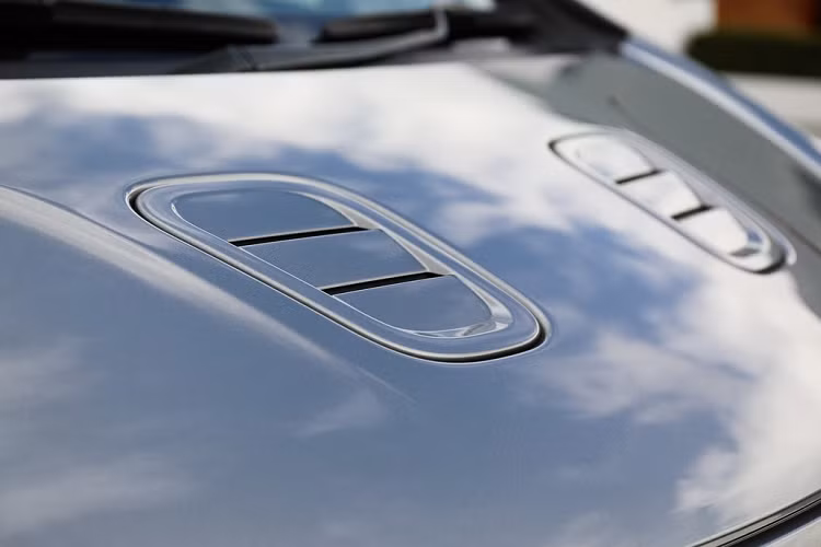 Dù mang dáng vẻ tương tự iQ, Cygnet sở hữu nhiều chi tiết để khẳng định sự khác biệt của mình so với mẫu xe Nhật Bản. Đó là lưới tản nhiệt kép đặc trưng của Aston Martin, hốc hút gió trên nắp ca-pô, mâm xe đa chấu 16 inch, cánh lướt gió phía sau hay cụm đèn hậu chữ C.