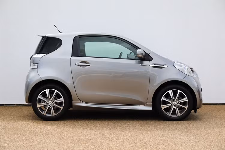 Giá xe Aston Martin Cygnet trong ảnh hiện được rao bán ở Buckinghamshire, Anh gần 37.000 bảng, khoảng 48.100 USD (khoảng 1,12 tỷ đồng). Con số khá đắt đỏ dành cho một chiếc xe cỡ nhỏ. Xe đã sử dụng được 12.000 dặm, tương đương 19.000 km.