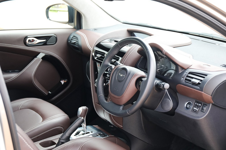 Hãng siêu xe nước Anh cũng thay đổi nội thất để chiếc Cygnet cao cấp hơn so với mẫu xe nguyên bản. Vô-lăng, bảng tab-lô, táp-pi cửa cung ghế ngồi được bọc da Bitter Chocolate đắt tiền, thêu chỉ viền trắng trang trí.