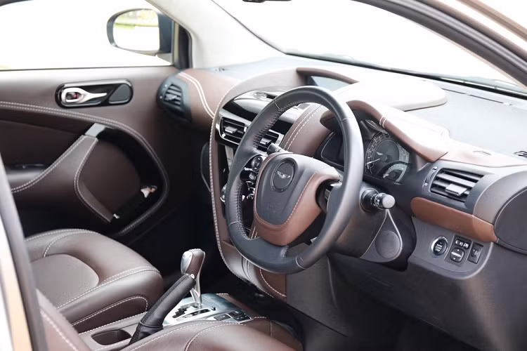 Hãng siêu xe nước Anh cũng thay đổi nội thất để chiếc Cygnet cao cấp hơn so với mẫu xe nguyên bản. Vô-lăng, bảng tab-lô, táp-pi cửa cung ghế ngồi được bọc da Bitter Chocolate đắt tiền, thêu chỉ viền trắng trang trí.