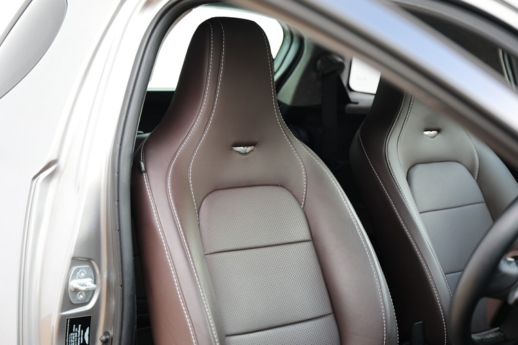 Hàng ghế trước là loại ghế thể thao với tựa đầu nối liền vào tựa lưng. Hàng ghế sau có 2 chỗ ngồi, không gian phù hợp với trẻ em.