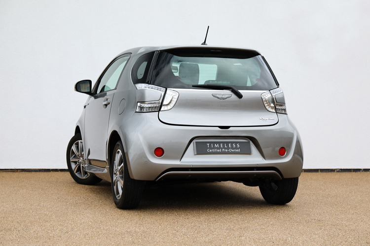 Aston Martin Cygnet đời 2010 được xây dựng dựa trên chiếc Toyota iQ và có số lượng sản xuất giới hạn 300 xe trên toàn cầu. Ra đời vào năm 2010, nhiệm vụ của Cygnet là giúp Aston Martin vượt qua các quy định về khí thải tại châu Âu. Mẫu xe đô thị đóng vai trò kéo giảm mức phát thải trung bình của đội hình xe Aston Martin và đáp ứng được tiêu chuẩn khí thải chung đối với từng hãng xe.