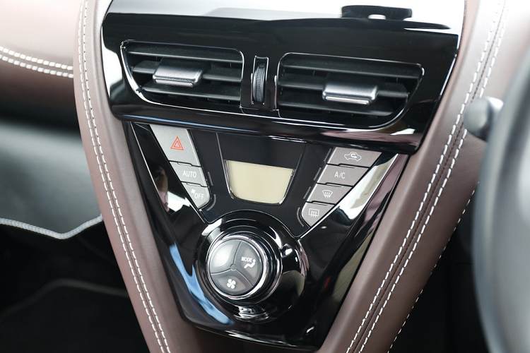 Các trang bị tiện ích của Aston Martin Cygnet gồm có điều hòa tự động, nút bấm khởi động, nút bấm giải trí trên tay lái, sưởi 2 ghế trước, gương chiếu hậu chỉnh/gập điện...