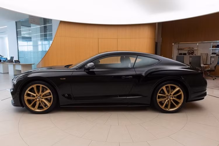 Về truyền động, Bentley Continental GT Aurum Edition sở hữu khối động cơ W12 6.0L, sản sinh ra công suất tối đa 626 mã lực và 900 Nm mô-men xoắn cực đại. Từ đó, xe có thể tăng tốc từ 0 - 96 km/h trong 3,6 giây trước khi đạt vận tốc tối đa 333 km/h. Mức giá xe Bentley Continental GT Aurum Edition chưa được công bố.