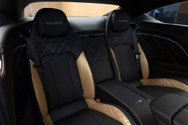 Phía bên trong khoang cabin, Continental GT Aurum Edition cũng sở hữu nhiều chi tiết mạ vàng 18 cara đẳng cấp trên nền đen Piano Black đặc trưng. Ngoài ra, có khá nhiều chi tiết bên trong xe được bọc da màu vàng tạo độ tương phản như thảm sản, ghế ngồi, vô-lăng và đường line chạy xuyên suốt táp-pi.