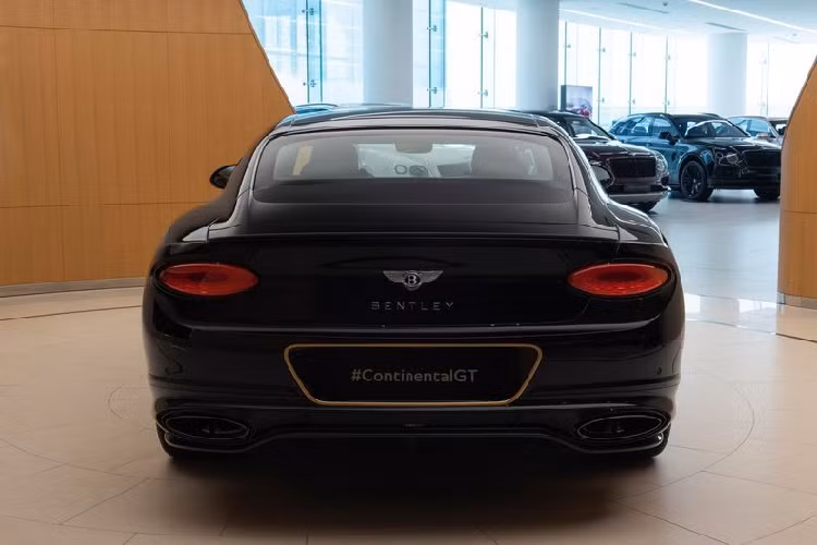 Ghế bọc da cao cấp cùng logo Mulliner trên tựa đầu thêu chỉ vàng. 