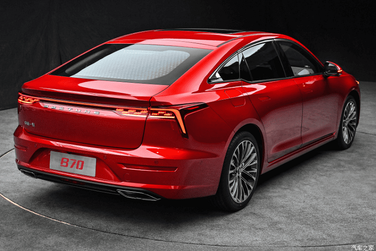 Vòng sang bên sườn, chúng ta sẽ thấy phần nóc dốc dần về phía sau vừa mượt mà vừa phong cách. Đặc biệt, Bestune B70 sẽ dùng tay nắm cửa giấu vào thân xe theo phong cách của những mẫu ô tô hạng sang. Thiết kế tay nắm cửa này chẳng những giúp tăng tính khí động học mà còn mang đến cảm giác liền lạc cho sườn xe.