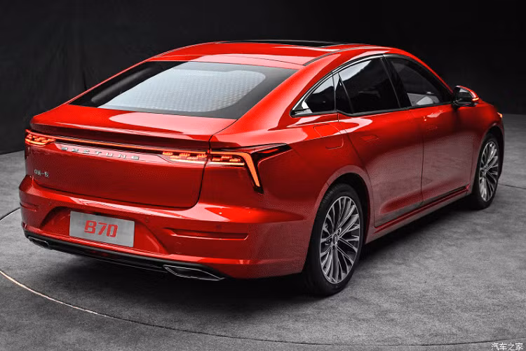 Vòng sang bên sườn, chúng ta sẽ thấy phần nóc dốc dần về phía sau vừa mượt mà vừa phong cách. Đặc biệt, Bestune B70 sẽ dùng tay nắm cửa giấu vào thân xe theo phong cách của những mẫu ô tô hạng sang. Thiết kế tay nắm cửa này chẳng những giúp tăng tính khí động học mà còn mang đến cảm giác liền lạc cho sườn xe.