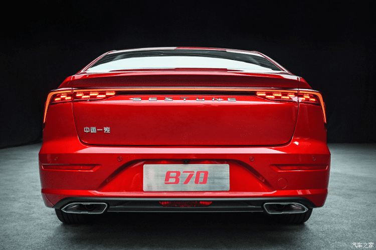 Đằng sau, Bestune B70 được trang bị đèn hậu nối liền với nhau và kéo dài xuống cản sau, tạo sự tương đồng với dải đèn LED định vị ban ngày. Nắp cốp sau của xe được tích hợp thêm cánh gió đuôi khá nhỏ. Ngoài ra, mẫu ô tô Trung Quốc này còn có 2 đầu ống xả giả hình thang bên dưới cản sau.