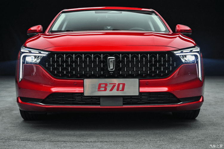 Trên đầu xe xuất hiện lưới tản nhiệt hình lục giác với mắt lưới tạo hình như 74 giọt nước mưa đang rơi. Mắt lưới này được sắp xếp theo thứ tự dài trên, ngắn dưới khá cuốn mắt.