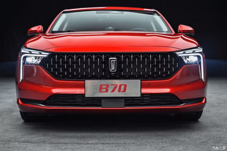 Trên đầu xe xuất hiện lưới tản nhiệt hình lục giác với mắt lưới tạo hình như 74 giọt nước mưa đang rơi. Mắt lưới này được sắp xếp theo thứ tự dài trên, ngắn dưới khá cuốn mắt.