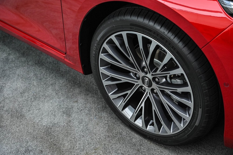 Chưa hết, trên sườn của mẫu sedan cỡ trung này còn có đường dập gân kéo dài từ đèn pha đến đèn hậu. Trong khi đó, đường chân kính vểnh lên ở cột C và bộ vành hợp kim 19 inch có thiết kế chấu hình chữ Y giúp tăng hiệu ứng thị giác cho người nhìn.