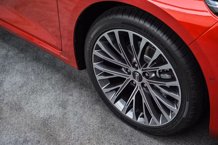 Chưa hết, trên sườn của mẫu sedan cỡ trung này còn có đường dập gân kéo dài từ đèn pha đến đèn hậu. Trong khi đó, đường chân kính vểnh lên ở cột C và bộ vành hợp kim 19 inch có thiết kế chấu hình chữ Y giúp tăng hiệu ứng thị giác cho người nhìn.