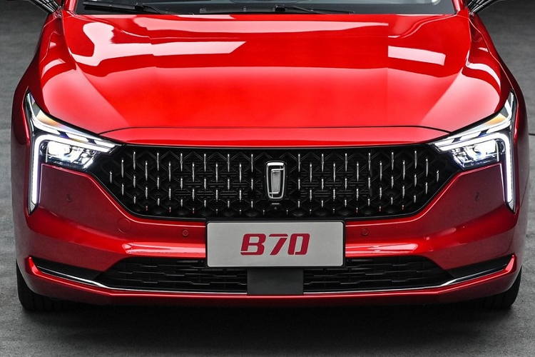 Ngoài ra, mẫu xe ôtô Trung Quốc này còn có hốc gió trung tâm cỡ lớn và đường viền mạ crôm kéo dài hết chiều rộng của cản trước.