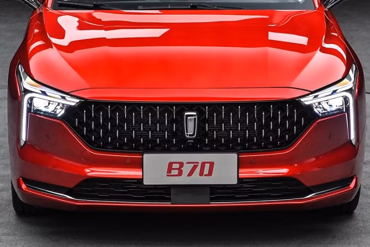 Ngoài ra, mẫu xe ôtô Trung Quốc này còn có hốc gió trung tâm cỡ lớn và đường viền mạ crôm kéo dài hết chiều rộng của cản trước.