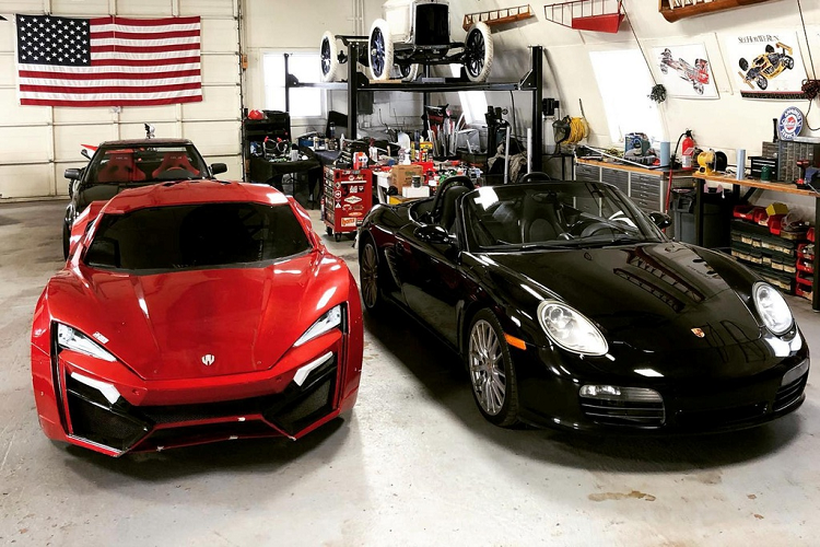 Những bộ phim Fast &amp; Furious nổi tiếng với những pha hành động, rượt đuổi kịch tính. Một trong những pha nguy hiểm đáng nhớ nhất của Series nằm trong phần 7, khi Dominic Toretto lái chiếc siêu xe Lykan Hypersport 3,5 triệu USD bay qua những tòa nhà chọc trời ở Dubai.