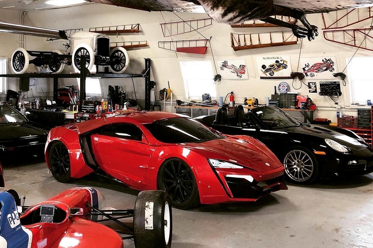 Bản sao này được chế tạo để đóng cảnh siêu xe mạo hiểm lao qua những tòa nhà. Mô hình 1:1 này có thân xe được làm từ sợi thủy tinh, khung bên trong bằng gỗ.