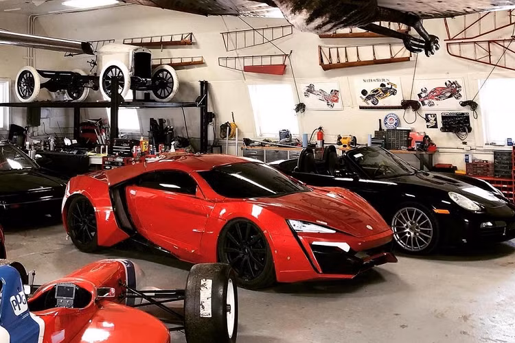 Bản sao này được chế tạo để đóng cảnh siêu xe mạo hiểm lao qua những tòa nhà. Mô hình 1:1 này có thân xe được làm từ sợi thủy tinh, khung bên trong bằng gỗ.