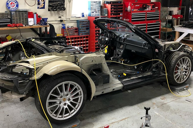 Casey Putsch - người đứng đầu Genius Garage cho biết mô hình này không thể hoạt động, nhưng anh muốn thay đổi điều đó. Xưởng độ đã tháo dỡ chiếc Porsche Boxster S đời 2007 và biến nó thành chiếc hypercar triệu USD.