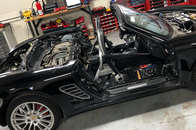 Dự án không hề dễ dàng bở chiều dài cơ sở của Lykan Hypersport dài hơn so với Porsche Boxster S. Vì thế, những kỹ sư phải dời vị trí động cơ, hộp số và hệ thống treo về phía sau.