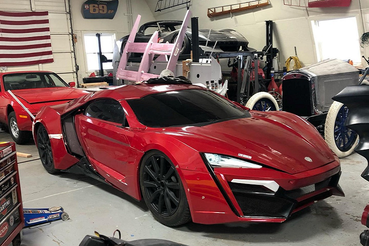 Bộ phim cũng là màn giới thiệu của chiếc W Motorsports Lykan Hypersport. Siêu xe đầu tiên từ Trung Đông trang bị động cơ 6 xy-lanh tăng áp kép, dung tích 3.8L, cho công suất 780 mã lực và mô-men. Đèn pha của xe được đính 420 viên kim cương. Chính vì thế mà siêu xe này cò giá lên tới 3,5 triệu USD và không phải ai cũng có thể sở hữu do số lượng có hạn.