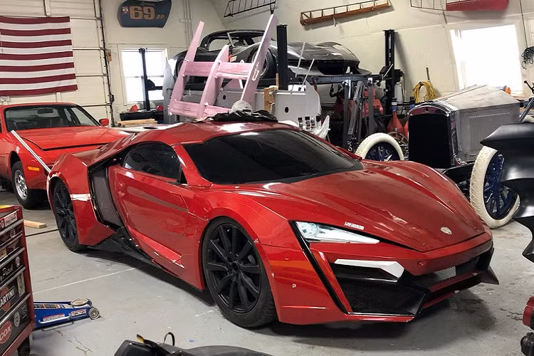 Bộ phim cũng là màn giới thiệu của chiếc W Motorsports Lykan Hypersport. Siêu xe đầu tiên từ Trung Đông trang bị động cơ 6 xy-lanh tăng áp kép, dung tích 3.8L, cho công suất 780 mã lực và mô-men. Đèn pha của xe được đính 420 viên kim cương. Chính vì thế mà siêu xe này cò giá lên tới 3,5 triệu USD và không phải ai cũng có thể sở hữu do số lượng có hạn.