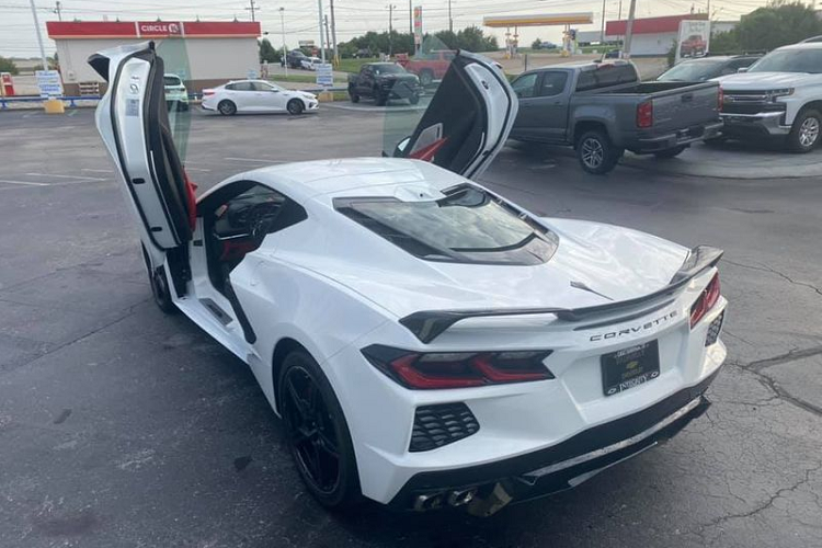 Quá trình lắp ráp cửa cắt kéo của Eikon Motorsport có vẻ không quá khó khăn, chiếc xe chỉ cần có một bản lền đặt riêng tương thích với kiểu cửa mới. Việc tháo gỡ cửa cũng dễ dàng.