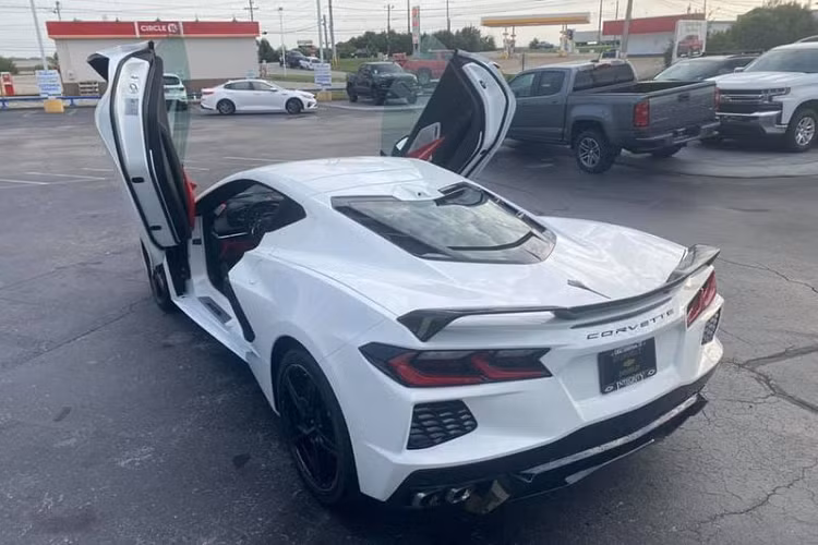 Quá trình lắp ráp cửa cắt kéo của Eikon Motorsport có vẻ không quá khó khăn, chiếc xe chỉ cần có một bản lền đặt riêng tương thích với kiểu cửa mới. Việc tháo gỡ cửa cũng dễ dàng.