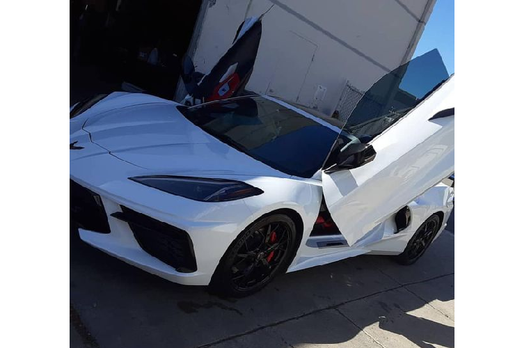 Eikon Motorsport đặt tên cho loại cánh cửa cắt kéo của mình là Vertical Doors, chúng có giá bán dao động từ 1.000 - 2.000 USD (tương đương khoảng 23,2 đến 46,4 triệu đồng).